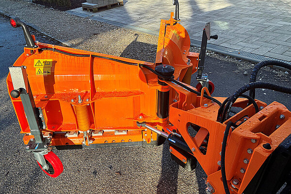 Rückseite eines orangenen Keilpflugs