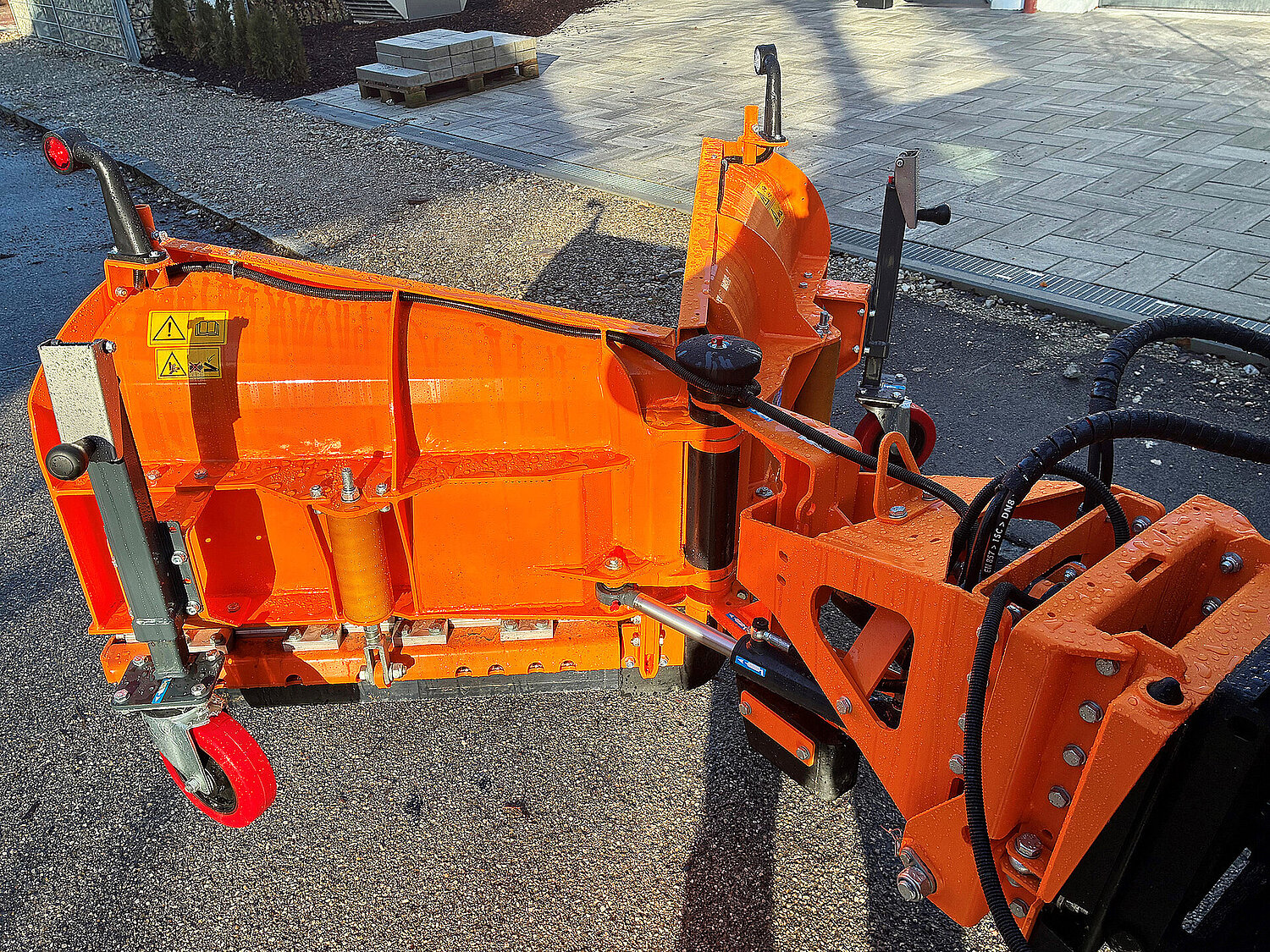 Rückseite eines orangenen Keilpflugs