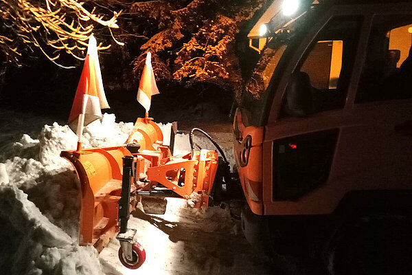 Schneepflug bei Nacht