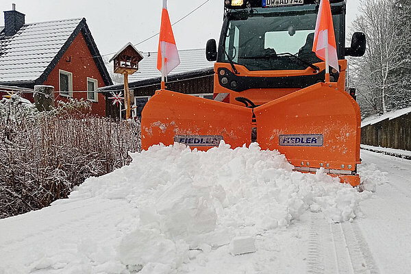 Schneepflug, welcher Schnee vor sich schiebt