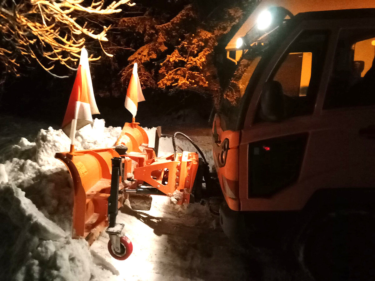 Schneepflug bei Nacht