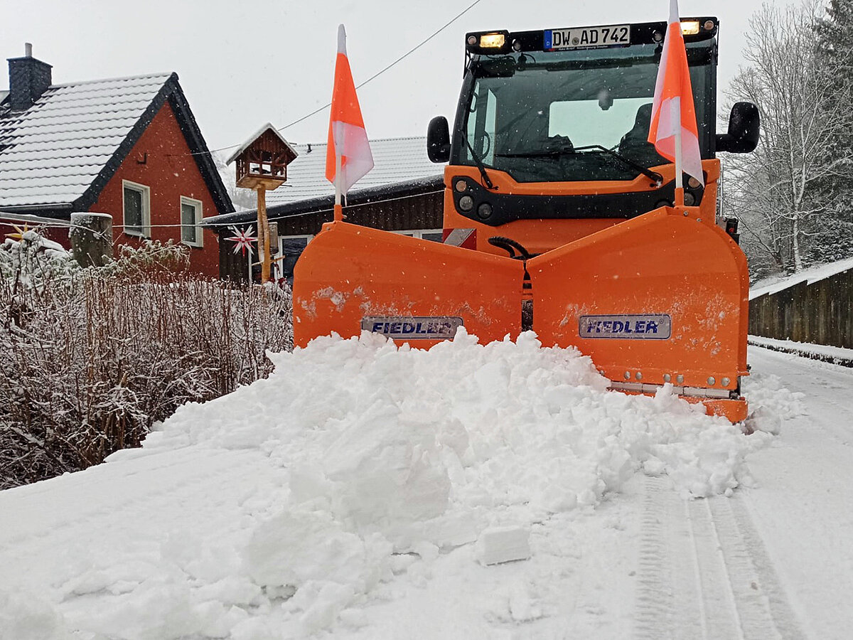 Schneepflug, welcher Schnee vor sich schiebt