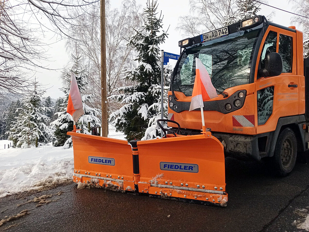 Trägerfahrzeug mit einem Fiedler Schneepflug